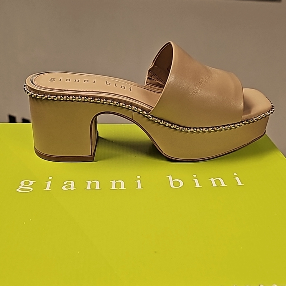 New in box Sandals 6.5M/ 7 (fit 7)